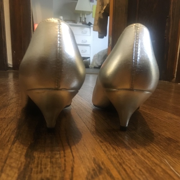 Townshors Silver kitten heel pumps w/scallop edge - Picture 5 of 6